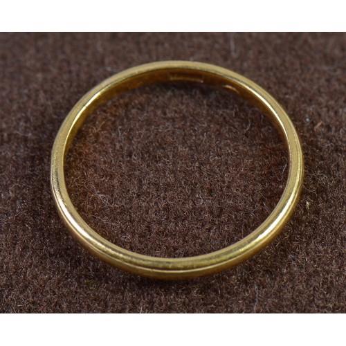 134 - A Gentleman's 22ct Gold Wedding Ring. Weighing: 3.4 grams. Size: W.