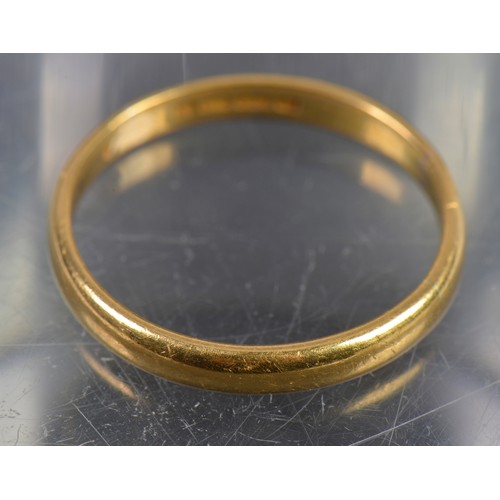 135 - A Gentleman's 22ct Gold Wedding Ring. Weighing: 4.2 grams. Size: W.