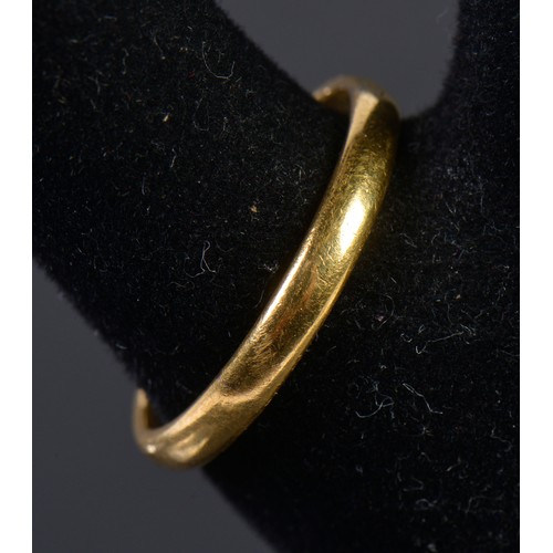 135 - A Gentleman's 22ct Gold Wedding Ring. Weighing: 4.2 grams. Size: W.