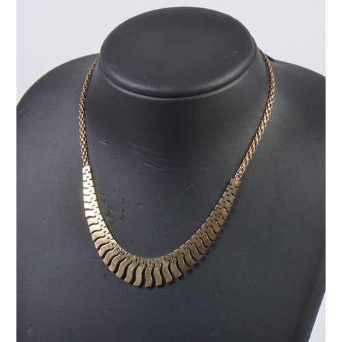 137 - A 9ct Gold Fringed Flexible Necklace. Weighing: 11.2 grams.