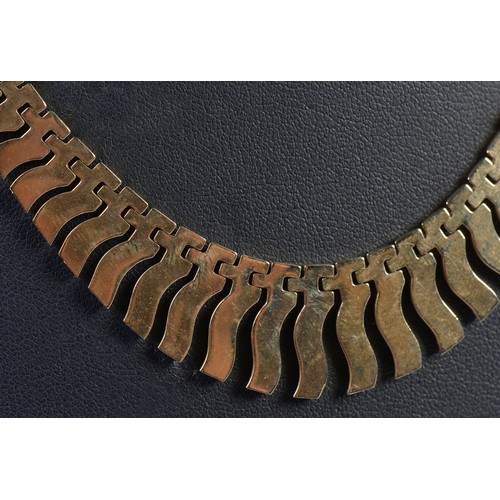 137 - A 9ct Gold Fringed Flexible Necklace. Weighing: 11.2 grams.