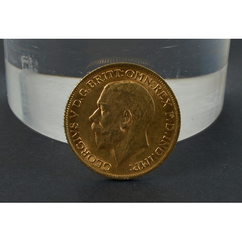 233 - A Full Gold Sovereign dated 1915 (B P) for Perth, Australia. Weighing: 8.0 grams.