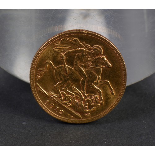 242 - A 1912 Gold Sovereign. Weighing: 8.1 grams.