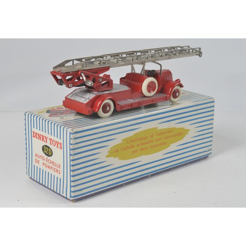 927 - An Original 1950s French Dinky No: 32D 