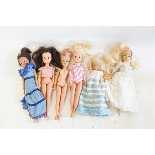 1079 - A Collection of 6 Early Sindy Dolls, 5 with original clothing.