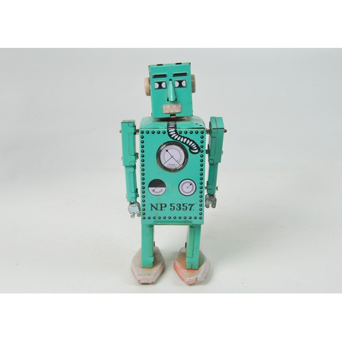 1112 - A Lilliput Tin Plate Robot N.P. 5357 in Green. Measuring: 15cms.