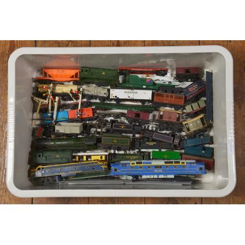 1130 - A Large Collection of 30+ Model Railway Rolling Stock & Coaches in varying conditions & mostly for s... 