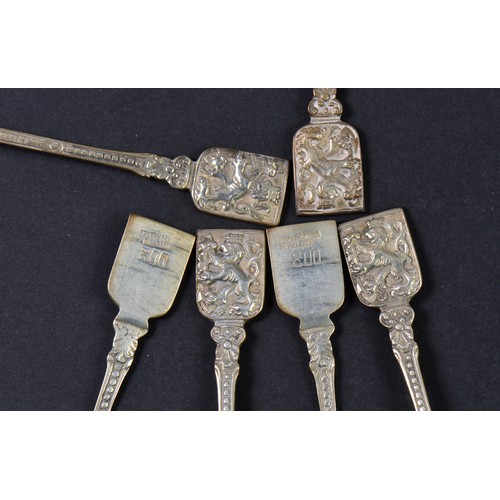 17 - A Set of Six (800) standard Tea Spoons with stamped Bowls. Weighing: 69 grams.