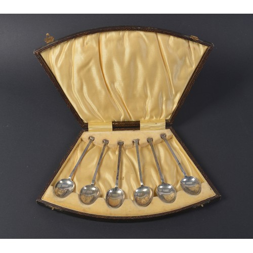 25 - A Set of Six Seal Topped Coffee Spoons in Case. Weighing: 75 grams.