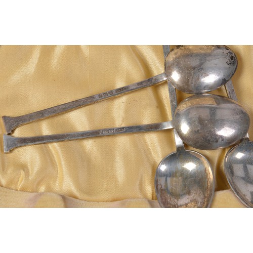 25 - A Set of Six Seal Topped Coffee Spoons in Case. Weighing: 75 grams.