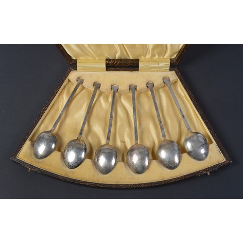 25 - A Set of Six Seal Topped Coffee Spoons in Case. Weighing: 75 grams.