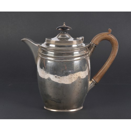 50 - A Geirgian Silver Coffee Pot with Wooden Handle. Weighing: 544 grams. (Gross).