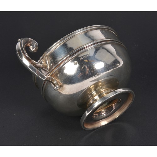 56 - A Silver Two Handled Sugar Bowl. Weighing: 137 grams.