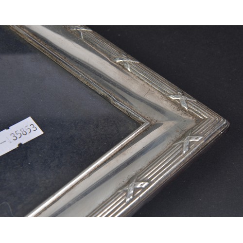 78 - A 925 marked Silver Ribbon & Thread edged Photo Frame for a 12cms x 17cms Photograph.