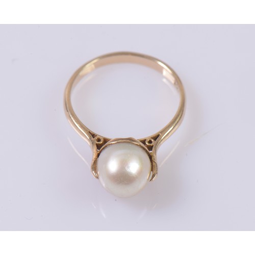 143 - A 9ct Gold Ring set with a Single Pearl. Weighing: 2.7 grams. Size: O.