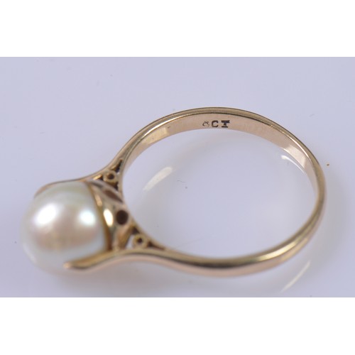 143 - A 9ct Gold Ring set with a Single Pearl. Weighing: 2.7 grams. Size: O.