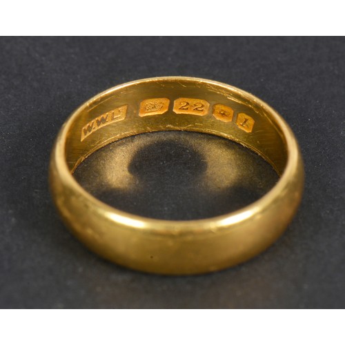 192 - A 22ct Gold Wedding Band. Weighing: 5.3 grams. Size: N.