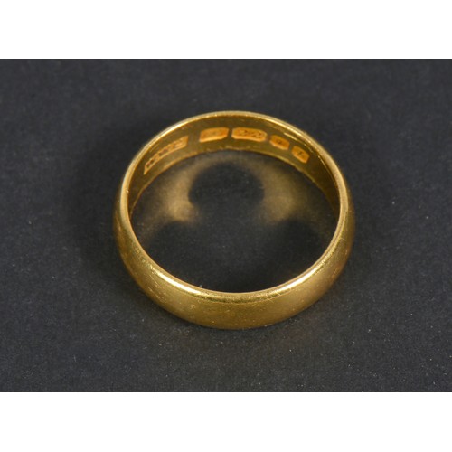 192 - A 22ct Gold Wedding Band. Weighing: 5.3 grams. Size: N.