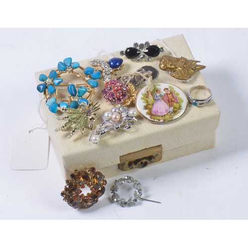 236 - A Collection of Costume Jewellery to include a Scottie Dog Pin, 1950s Brooch, 1950s Jewellery, an Ar... 