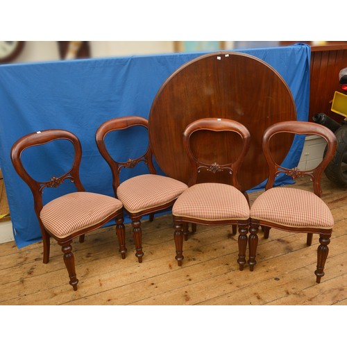 587 - A Victorian Mahogany Fold-Over/Tilt Top Loo Table resting on shaped fluted legs. Measuring: 132cms a... 