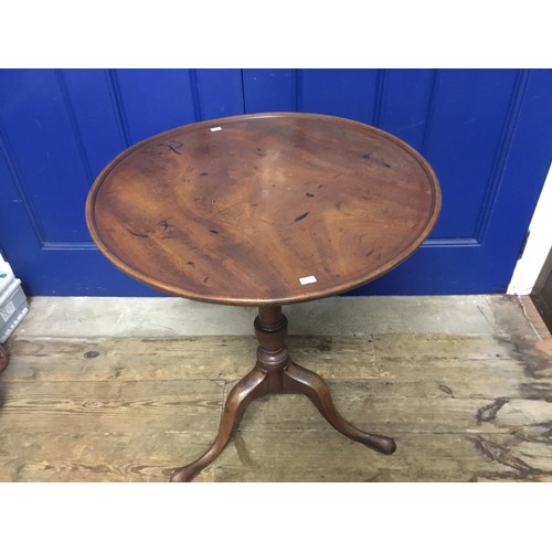 623 - A Georgian Mahogany Tilt-Top Wine Table resting on a Tripod Base. Measuring: 61cms across x 70cms Hi... 