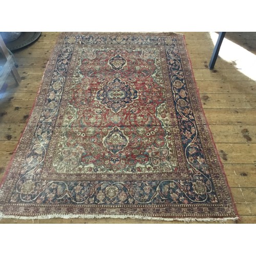 690 - An Late 19th/Early 20th Century Kirman Rug. Measuring: 200cms x 138cms.