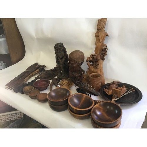 822 - A Large Collection of Treen to include American turned Bowls, Nut Crackers, African Wood Carvings, D... 