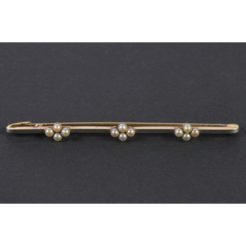 27 - A Ladies 15ct marked Pearl & Platinum Faced Bar Brooch. Weighing: 3.7 grams.