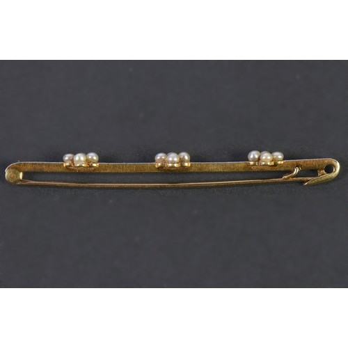 27 - A Ladies 15ct marked Pearl & Platinum Faced Bar Brooch. Weighing: 3.7 grams.