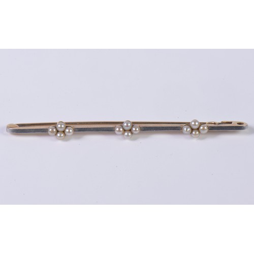 27 - A Ladies 15ct marked Pearl & Platinum Faced Bar Brooch. Weighing: 3.7 grams.