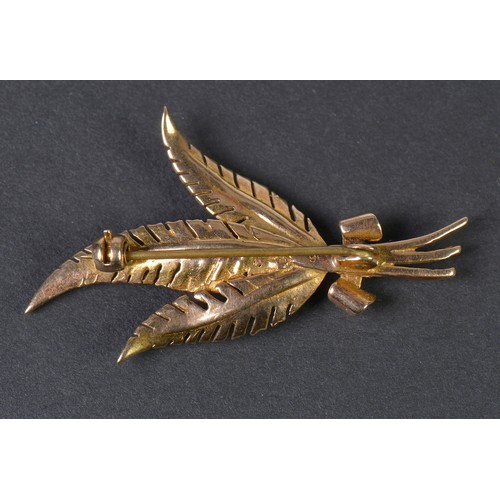 28 - A Ladies 9ct Gold Fern Leaf & Pearl Brooch. Weighing: 4 grams.