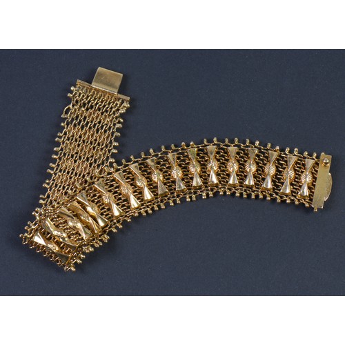 30 - A Ladies 18ct Gold Ribbon & Mesh Flexible Bracelet. Weighing: 33.7 grams.