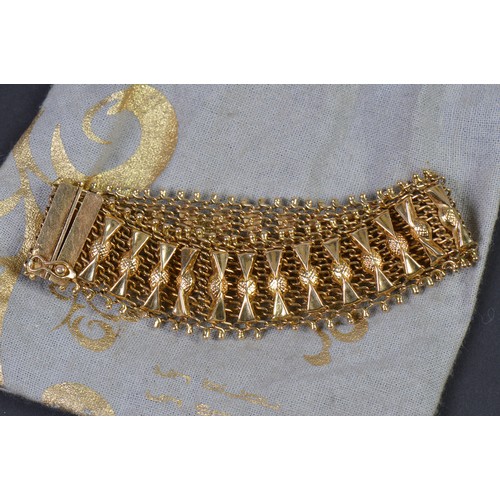 30 - A Ladies 18ct Gold Ribbon & Mesh Flexible Bracelet. Weighing: 33.7 grams.