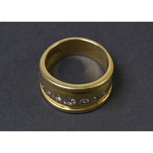 33 - An 18ct Gold & ribbed edged Diamond Ring inset with seven Diamonds. Weighing: 9.1 grams. Size: M.