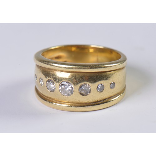 33 - An 18ct Gold & ribbed edged Diamond Ring inset with seven Diamonds. Weighing: 9.1 grams. Size: M.