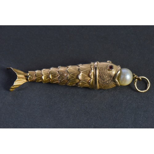 37 - A Ladies Ruby & Pearl Articulatred Fish Pendent. Weighing: 2.7grams.