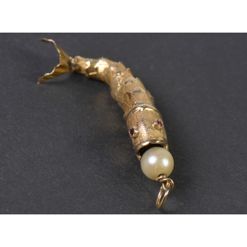 37 - A Ladies Ruby & Pearl Articulatred Fish Pendent. Weighing: 2.7grams.