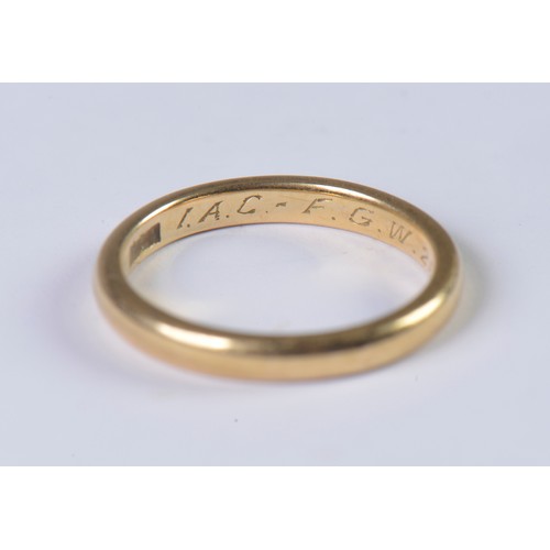 38 - A Gold Wedding Band. Weighing: 3.3 grams. Size: M.