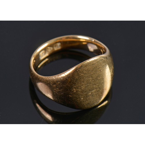 53 - A Gentleman's 18ct Gold Signet Ring. Size: K. Weighing 9.4 grams.