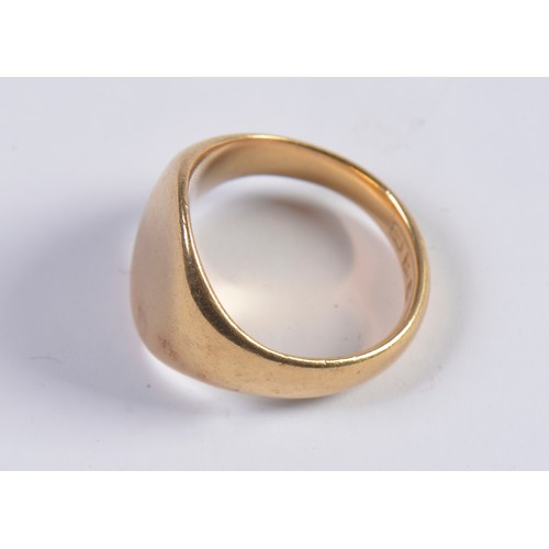 53 - A Gentleman's 18ct Gold Signet Ring. Size: K. Weighing 9.4 grams.