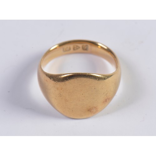 53 - A Gentleman's 18ct Gold Signet Ring. Size: K. Weighing 9.4 grams.