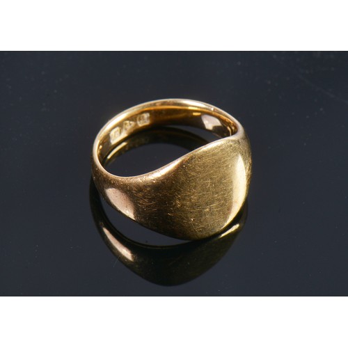 53 - A Gentleman's 18ct Gold Signet Ring. Size: K. Weighing 9.4 grams.