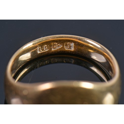 53 - A Gentleman's 18ct Gold Signet Ring. Size: K. Weighing 9.4 grams.