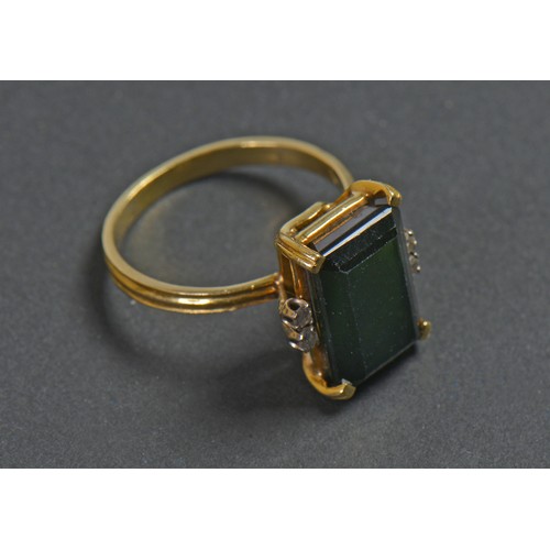 86 - An 18ct Gold Ring set with a Green 'Tourmaline' & Diamond Shoulders. Weighing: 3.9 grams. Size: N.