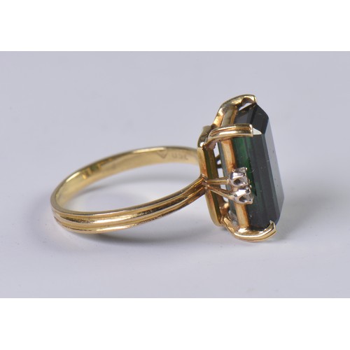 86 - An 18ct Gold Ring set with a Green 'Tourmaline' & Diamond Shoulders. Weighing: 3.9 grams. Size: N.