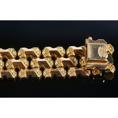 99 - A Ladies 18ct Gold Flexible Link Faceted & Floral Cut Bracelet. Weighing: 32 grams.