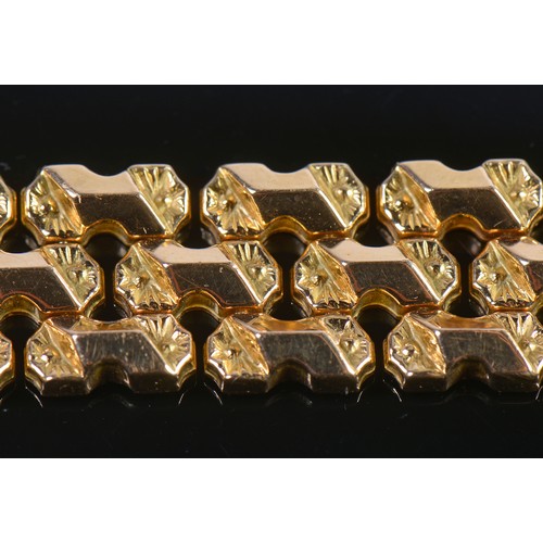 99 - A Ladies 18ct Gold Flexible Link Faceted & Floral Cut Bracelet. Weighing: 32 grams.