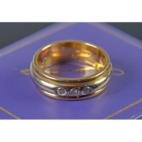 111 - A Ladies 18ct Gold Ribbed & Diamond set Two Tone Wedding Ring. Size: L. Weighing: 7 grams.