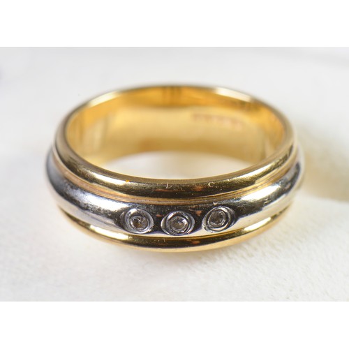 111 - A Ladies 18ct Gold Ribbed & Diamond set Two Tone Wedding Ring. Size: L. Weighing: 7 grams.