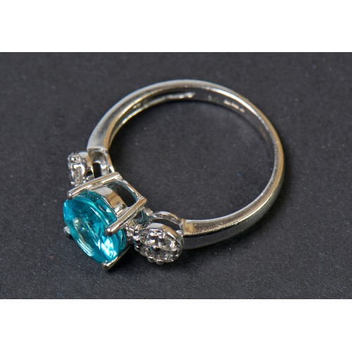 114 - An 18ct White Gold Ring set with an Apatite of 2.5cts. Size: O. Weighing: 4 grams.